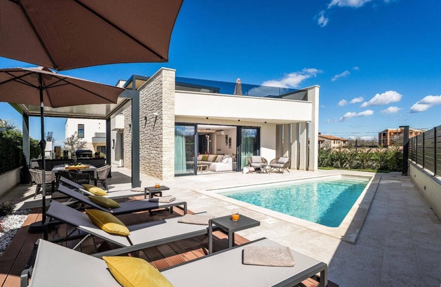 Holiday house Poreč for 1 - 6 persons with 3 bedrooms - Holiday house
