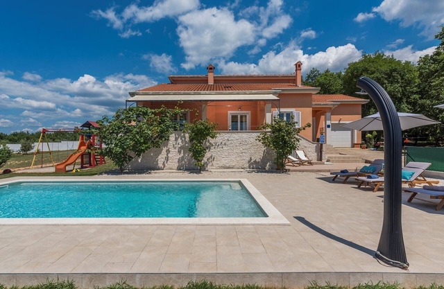 Holiday House Tana with Private Pool and garden
