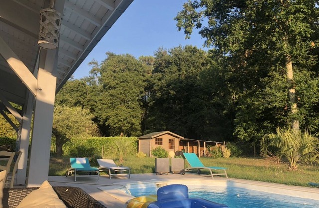 Holiday house with swimming pool in Casteljaloux