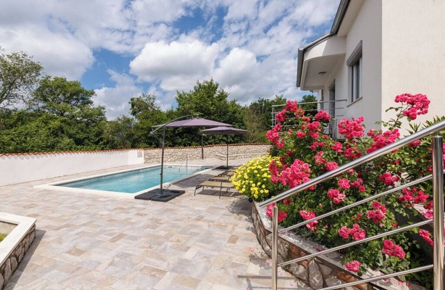 Holiday house with private pool, sun terrace and gazebo with BBQ