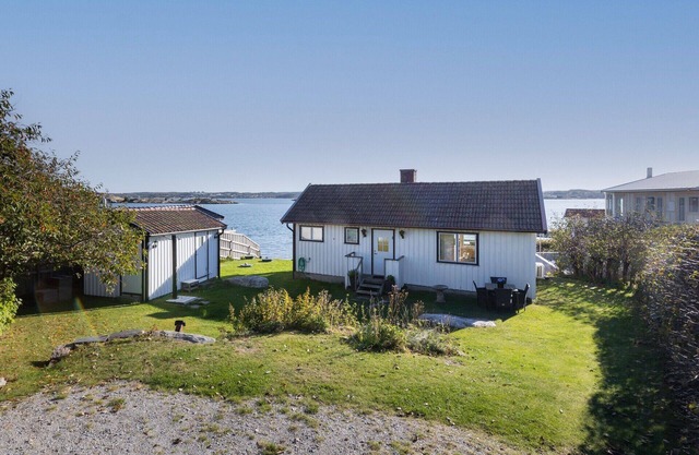 Holiday house with sea views and private beach on Tjörn | SE09009