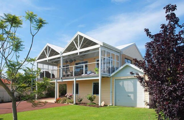 HOLIDAY IN DUNSBOROUGH - QUINDALUP n *BAYSIDE*
