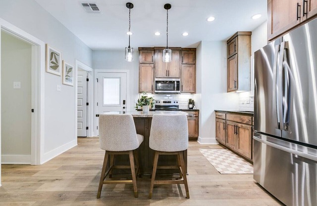 Holiday Inn - 3 BR/2.5 BA - New!