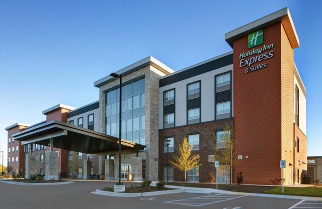 Holiday Inn Express & Suites - Milwaukee - Brookfield by IHG
