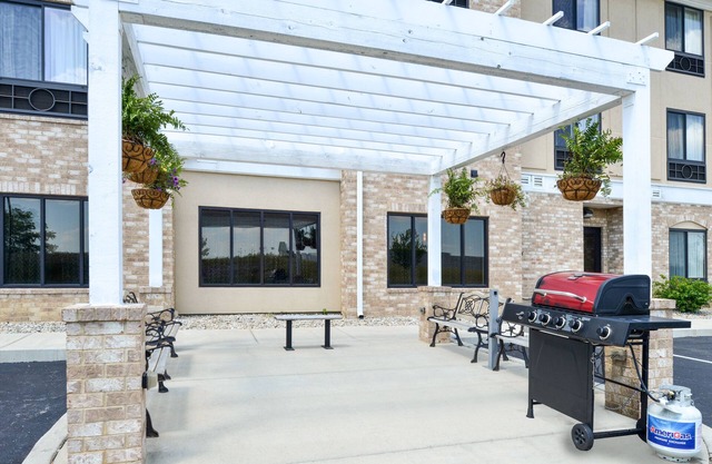 Holiday Inn Express & Suites Greenfield by IHG