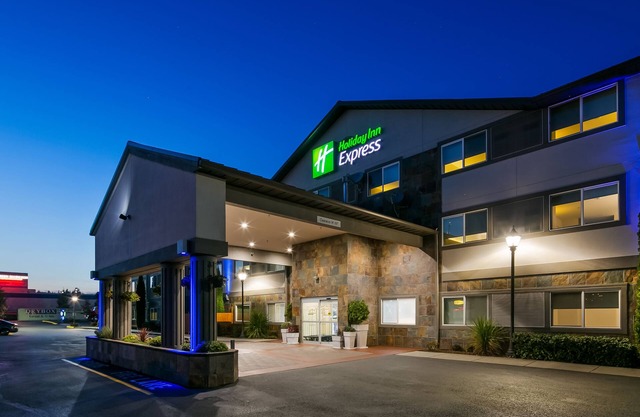 Holiday Inn Express & Suites Everett by IHG
