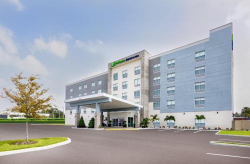 Holiday Inn Express & Suites Tampa Stadium - Airport Area by IHG