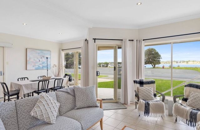 Holiday on the River All Linen Is Supplied