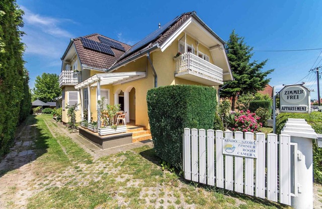 Holiday room with pool and air conditioning