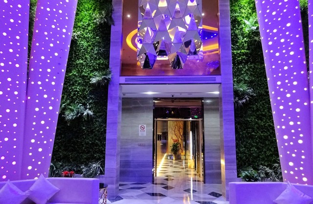 Holiday Villa Hotel & Residence