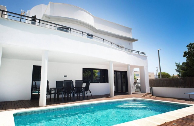 Holidays beach house with pool