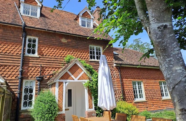 Holly Cottage, 2, Northbrook Park, Farnham-up to 6 adults