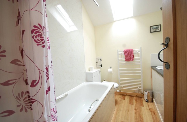 Holly Cottage, perfect west coast location