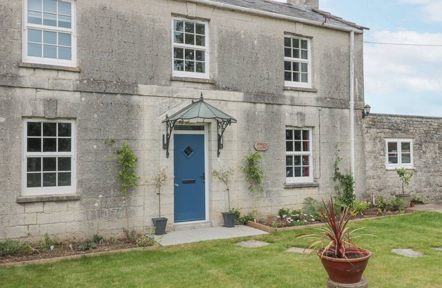 HOLLY LODGE, pet friendly, character holiday cottage in Langport