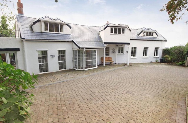 Holly Tree Lodge - Four Bedroom House, Sleeps 9