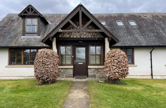 Holly Tree Lodge with Sauna near Glenshee