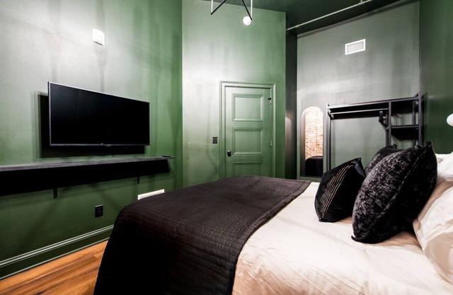 Hollyhock Suite 505: 2 beds/1 bath