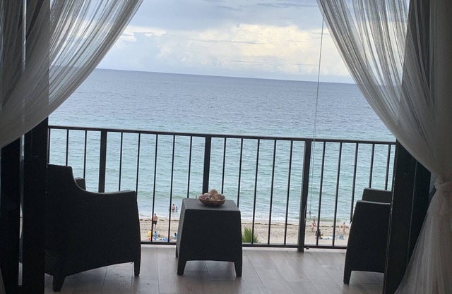 HOLLYWOOD BEACH FLORIDA Snow birds paradise ,STEPS TO THE BEACH, FREE PARKING