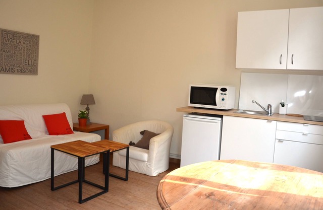 Home (2 bedrooms) in private courtyard, Lille Cormontaigne