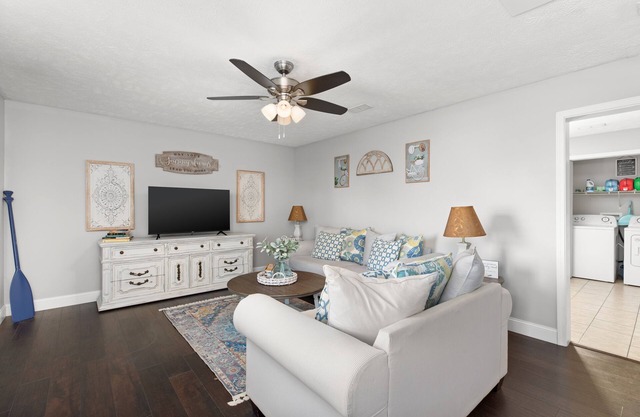 Home Away From Home! Conveniently Located 2 Bedroom Apartment-Close to Lake!