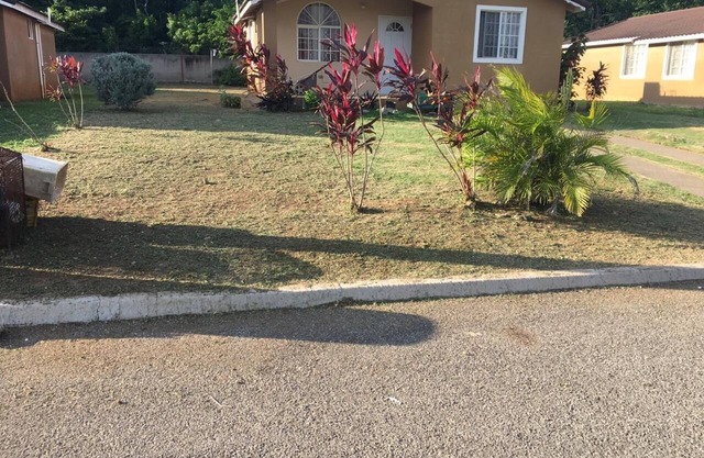 Home away from Home,hot and cold water,Ac unit, furnished house,1min beach area