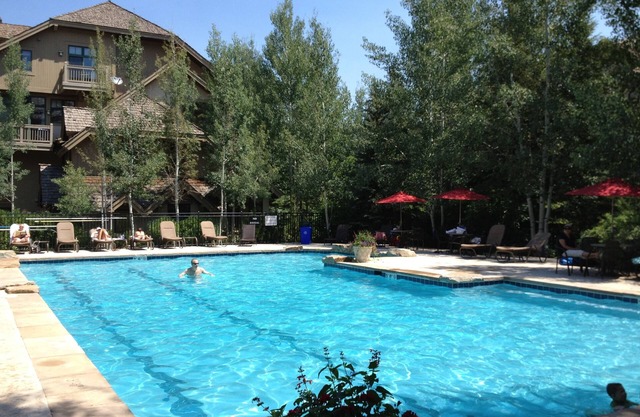 Home for 22, Ski Shuttle, Hot Tub, Pool, Dog OK Tennis/Pickleball/Pool Table