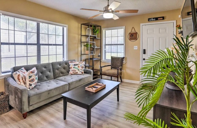 home- minutes aways from casinos and airport