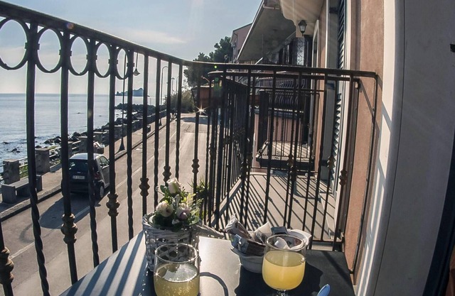 Homerez - 10 m away from the beach! House for 8 ppl. with sea view at Acireale