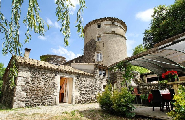 Homerez - Amazing house for 8 ppl. with shared pool and terrace at Chomérac