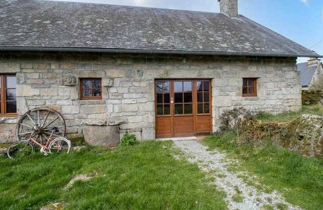 Homerez - Authentic Granite House - Chaumeil - Fireplace