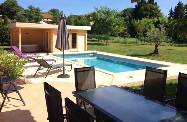 Homerez - Big villa for 10 ppl. with swimming-pool, spa and garden at Prayssac