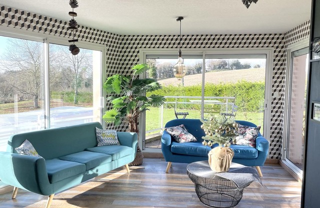Homerez - Big villa for 14 ppl. with spa and terrace at Saint-Hernin