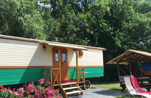 Homerez - Bungalow for 4 ppl. with shared pool and terrace at Saint-Pardoux