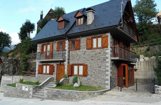 Homerez - Charming Chalet in Viella with Mountain View