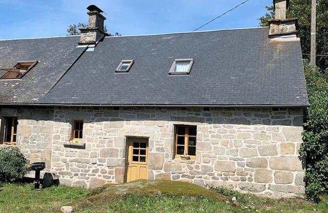Homerez - Charming granite house in Chaumeil with private garden.