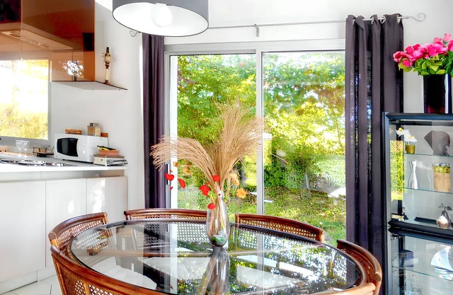Homerez - Charming House in Reugny with Garden and Mountain View