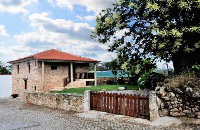 Homerez - Charming House in Parada + Fireplace, Garden