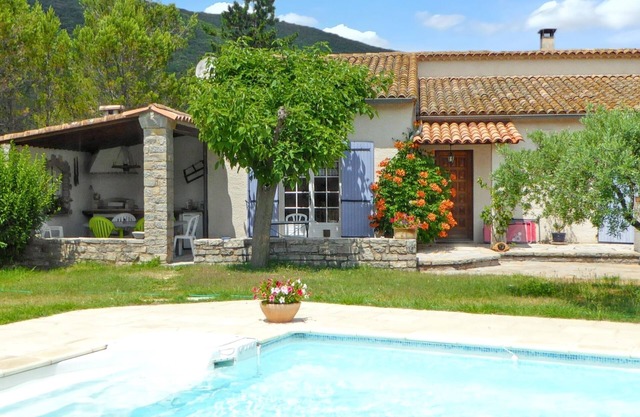 Homerez - Charming Villa in Pompignan with Pool and Garden