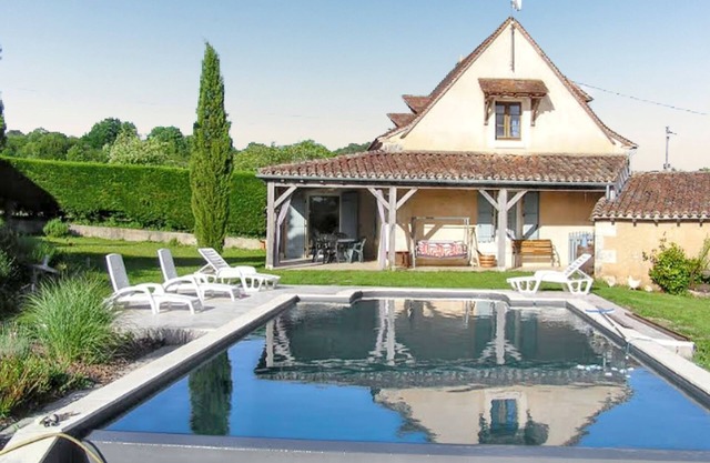 Homerez - Charming Villa in Issac with Private Pool