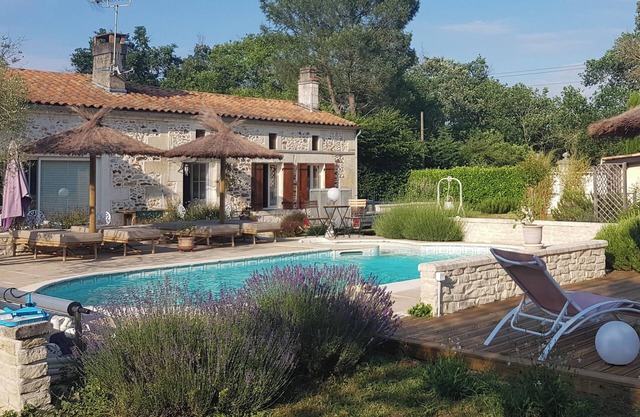 Homerez - Comfortable House in Bussac-Forêt - Pool
