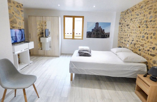 Homerez - Comfortable house in the heart of Brioude with private parking.
