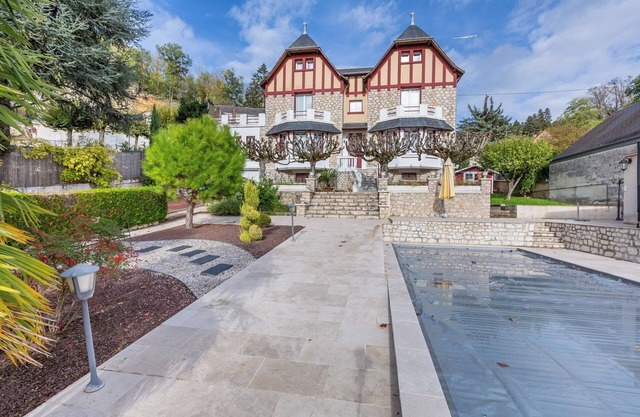 Homerez - Elegant Villa in Bourré with Private Pool