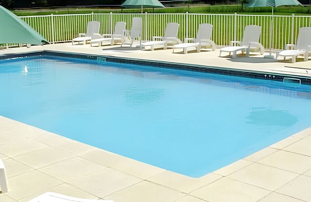 Homerez - House with pool in St-Vincent-la-Châtre