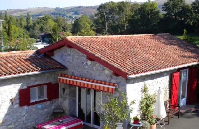 Homerez - Nice house for 3 ppl. with garden and terrace at Saint-Esteben