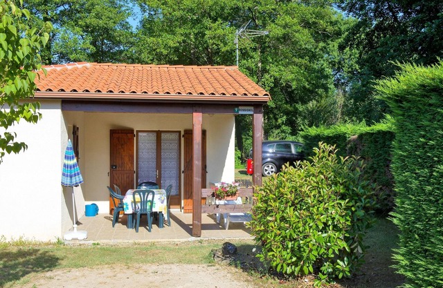 Homerez - Nice house for 4 ppl. with shared pool and terrace at Estang