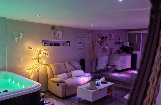 Homerez - Studio with Jacuzzi in Westrehem