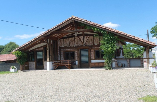 Homerez - Villa for 8 ppl. with shared pool and terrace at Pontonx-sur-l'Adour