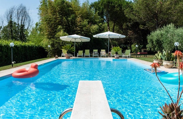 Homerez - Villa in Pisa, shared pool.