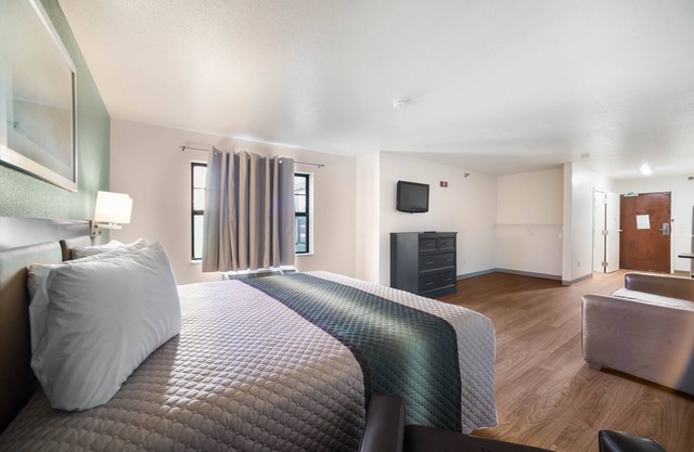 HomeTowne Studios by Red Roof St. Louis - Airport/N Lindbergh