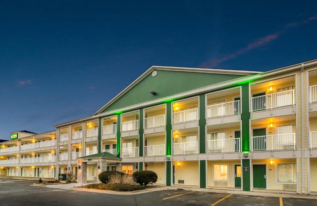 HomeTowne Studios by Red Roof Lake Charles - Sulphur